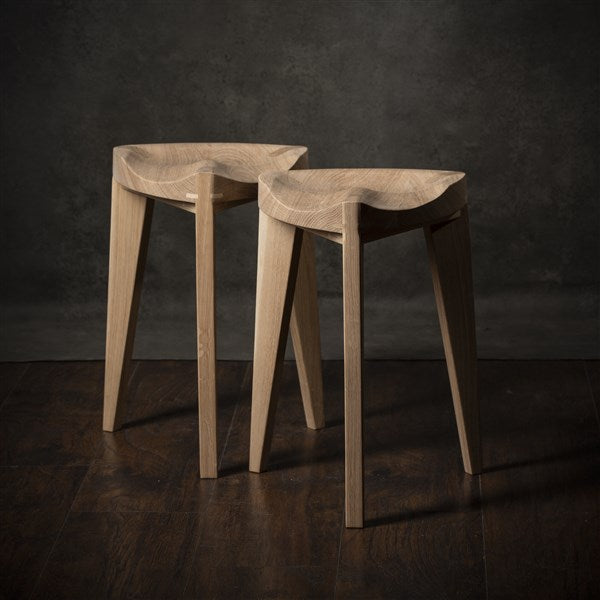 Oku Ho M - Sgabello in rovere con seduta intagliata