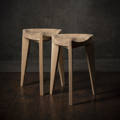 Oku Ho M - Sgabello in rovere con seduta intagliata