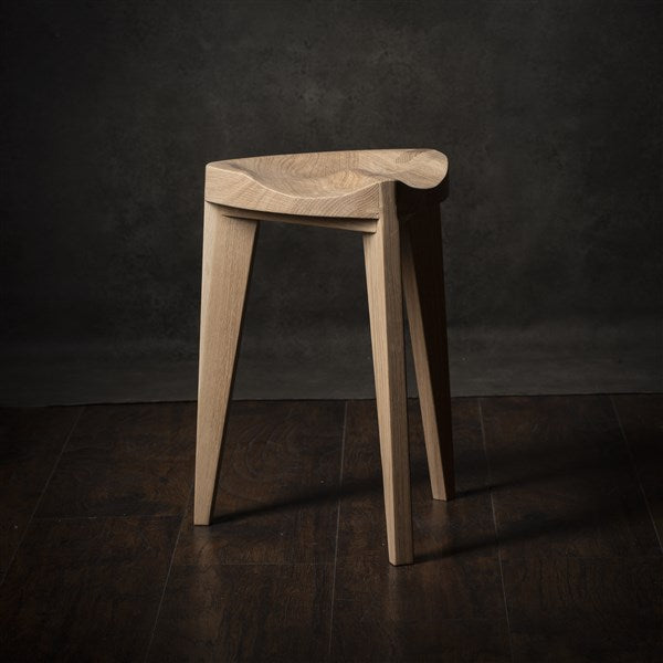Oku Ho M - Sgabello in rovere con seduta intagliata