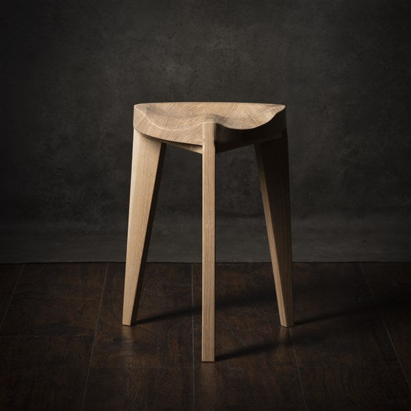Oku Ho M - Sgabello in rovere con seduta intagliata
