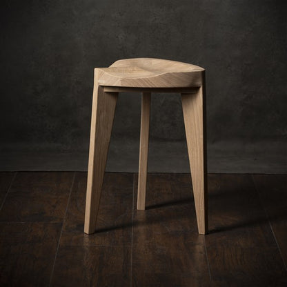 Oku Ho M - Sgabello in rovere con seduta intagliata