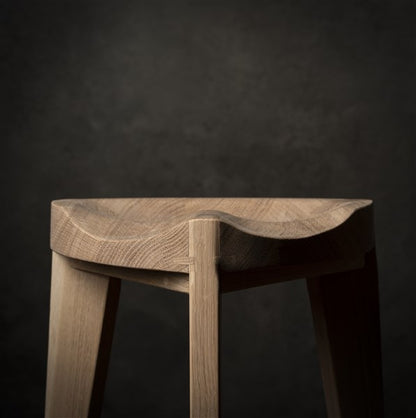 Oku Ho M - Sgabello in rovere con seduta intagliata