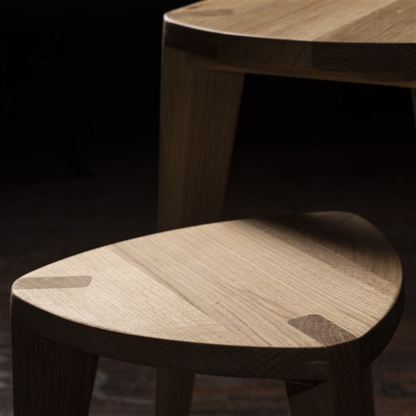 Nara Hora - Set di sgabelli a tre gambe in rovere