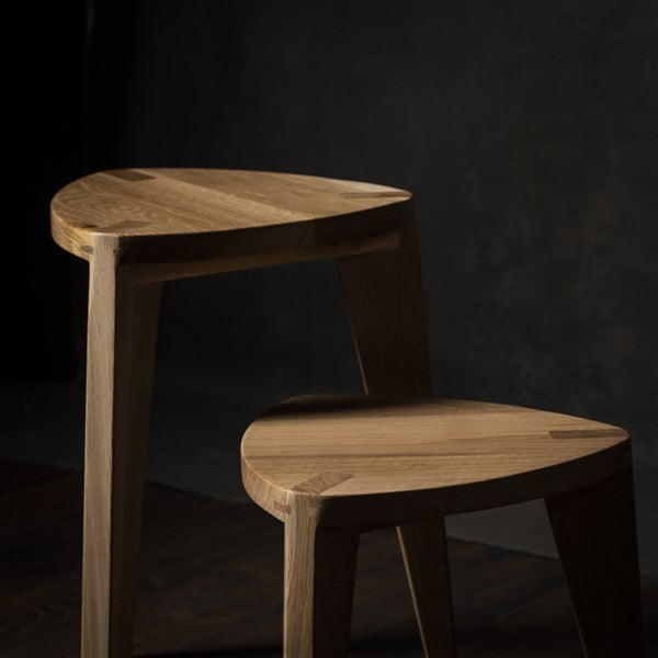 Nara Hora - Set di sgabelli a tre gambe in rovere