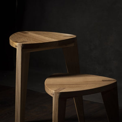 Nara Hora - Set di sgabelli a tre gambe in rovere