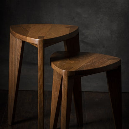 Kurumi Hira Set di sgabelli a tre gambe in noce