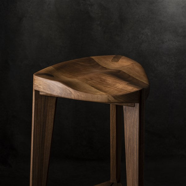 Sgabello da bar a tre gambe in noce