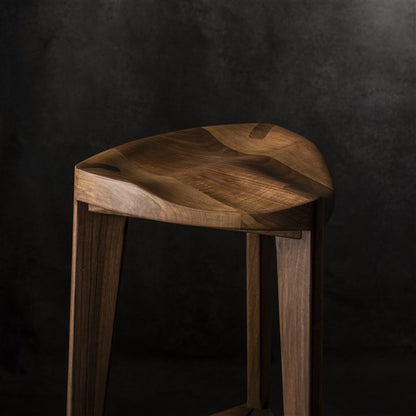 Sgabello da bar a tre gambe in noce