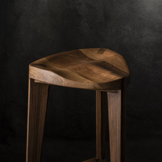 Sgabello da bar a tre gambe in noce