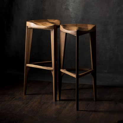 Sgabello da bar a tre gambe in noce