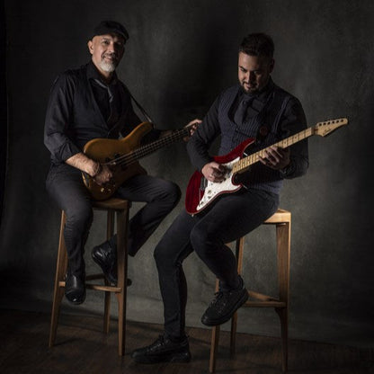 Sgabello da bar a tre gambe in noce