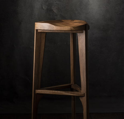 Sgabello da bar a tre gambe in noce
