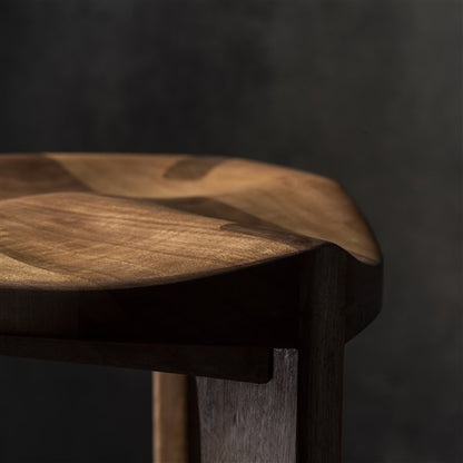 Sgabello da bar a tre gambe in noce