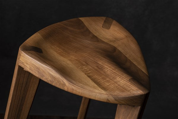 Sgabello da bar a tre gambe in noce