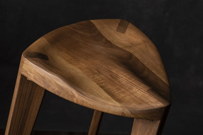 Sgabello da bar a tre gambe in noce