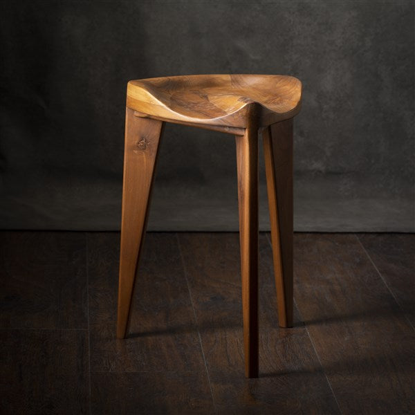 Hikari - Sgabello a tre gambe in noce con seduta intagliata