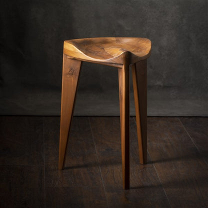 Hikari - Sgabello a tre gambe in noce con seduta intagliata