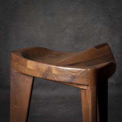 Hikari - Sgabello a tre gambe in noce con seduta intagliata