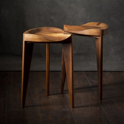 Hikari - Sgabello a tre gambe in noce con seduta intagliata