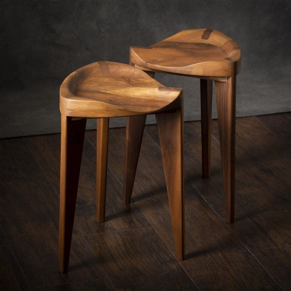 Hikari - Sgabello a tre gambe in noce con seduta intagliata