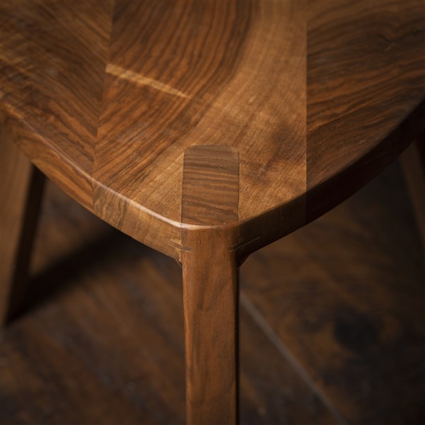 Sgabello piccolo a tre gambe in noce - Kurumi Heimen M30