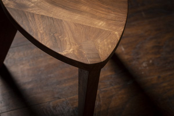 Sgabello piccolo a tre gambe in noce - Kurumi Heimen M30